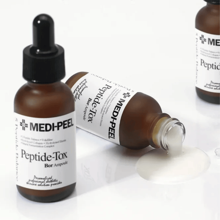 MEDI-PEEL Peptide-Tox Bor Ampoule z widoczną teksturą serum – serum przeciwstarzeniowe z kompleksem peptydowym, które zwiększa elastyczność, wypełnia skórę i wyrównuje strukturę skóry.