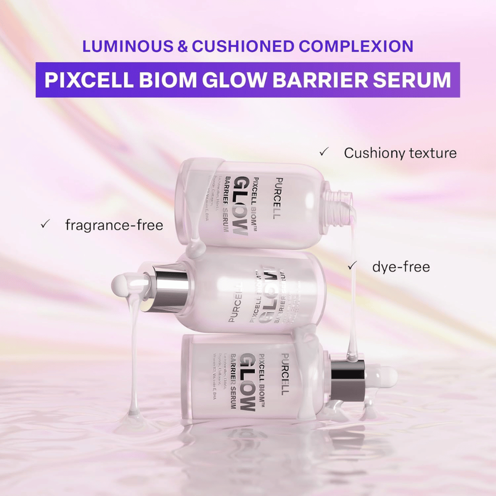 Trzy butelki PURCELL Pixcell Biom Glow Barrier Serum ułożone z płynącym serum. Bez zapachu, bez barwników i o miękkiej, poduszkującej teksturze.