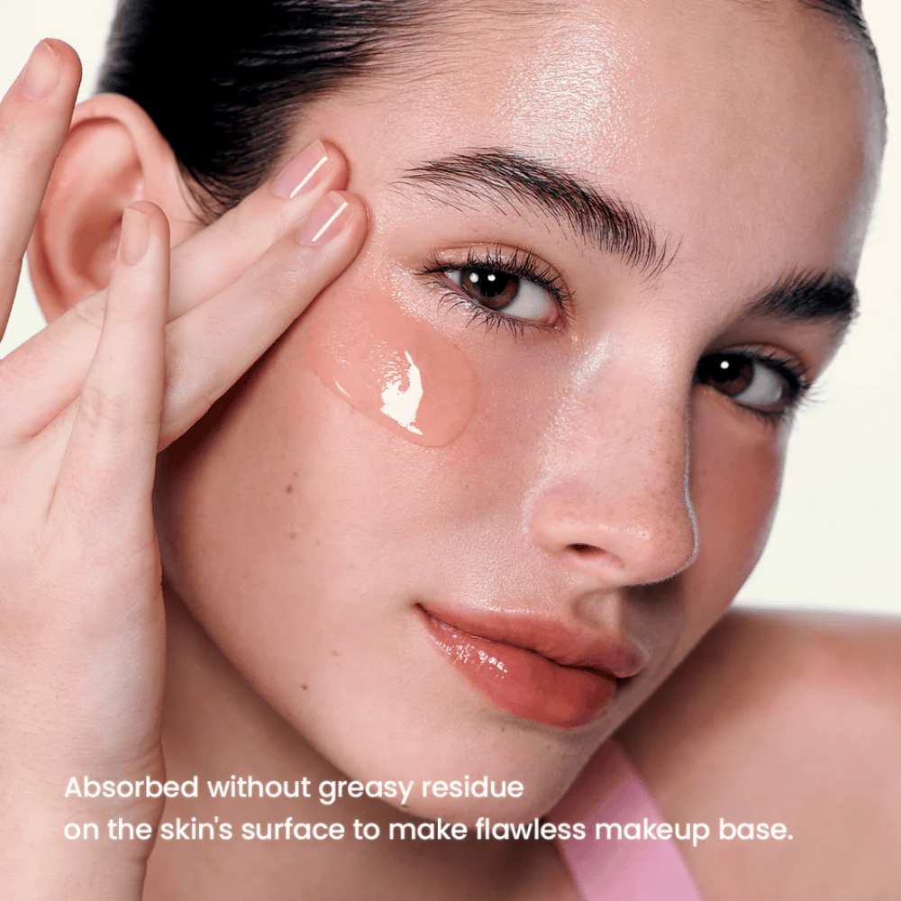 Modelka aplikuje Biodance Collagen Peptide Serum – gładsza skóra i idealna baza pod makijaż.
