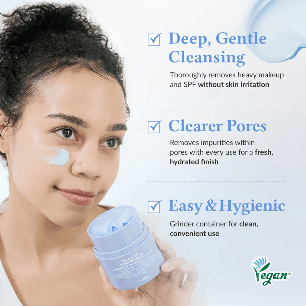 Dr.Althea Pore Refresh Grinding Cleansing Balm z napisem "Deep, Gentle Cleansing", który pokazuje, jak produkt dokładnie usuwa makijaż i SPF bez podrażniania skóry. Napis "Clearer Pores" wyjaśnia, że usuwa zanieczyszczenia i daje świeży, nawilżony efekt. Podkreślony napisem "Easy & Hygienic", co wskazuje, że produkt posiada młynek do łatwego i higienicznego użytkowania.