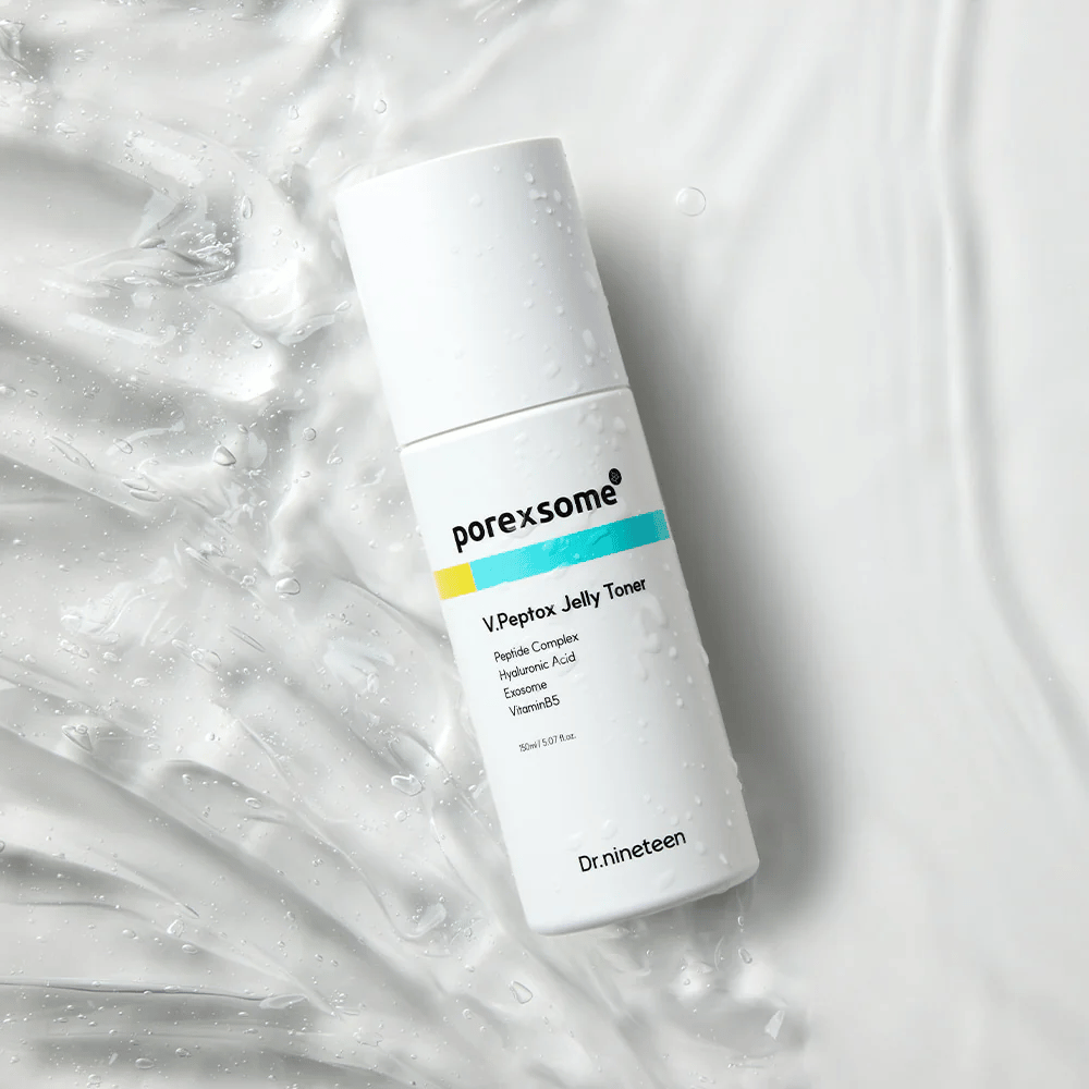 Porexsome V.Peptox Jelly Toner z Dr.nineteen leżący na błyszczącej powierzchni z efektem wody. Nawilżający i ujędrniający tonik do porów.