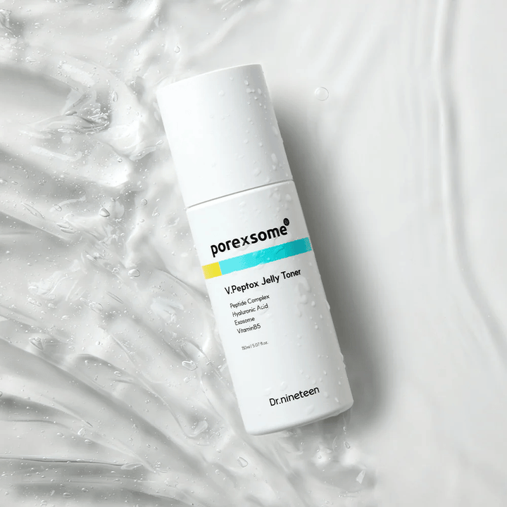 Porexsome V.Peptox Jelly Toner från Dr.nineteen liggande på en glansig yta med vatteneffekt. En fuktgivande och uppstramande toner för porer.