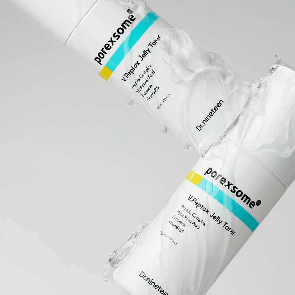Dwie butelki Porexsome V.Peptox Jelly Toner pokryte przezroczystym żelem. Nowoczesny, kliniczny design podkreślający świeżą teksturę produktu.