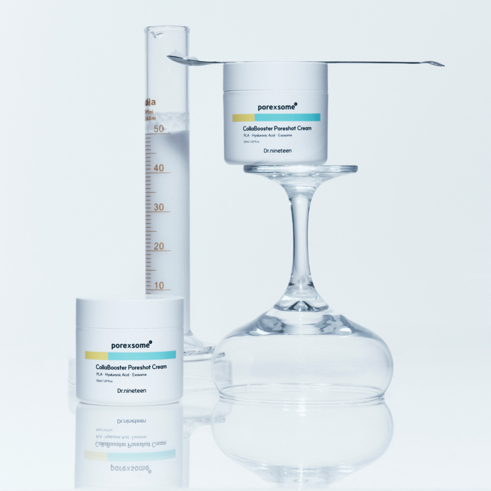 Dwa słoiki Dr.nineteen Porexsome CollaBooster Poreshot Cream umieszczone przy szklance i miarce. Minimalistyczny design sygnalizujący naukową precyzję.