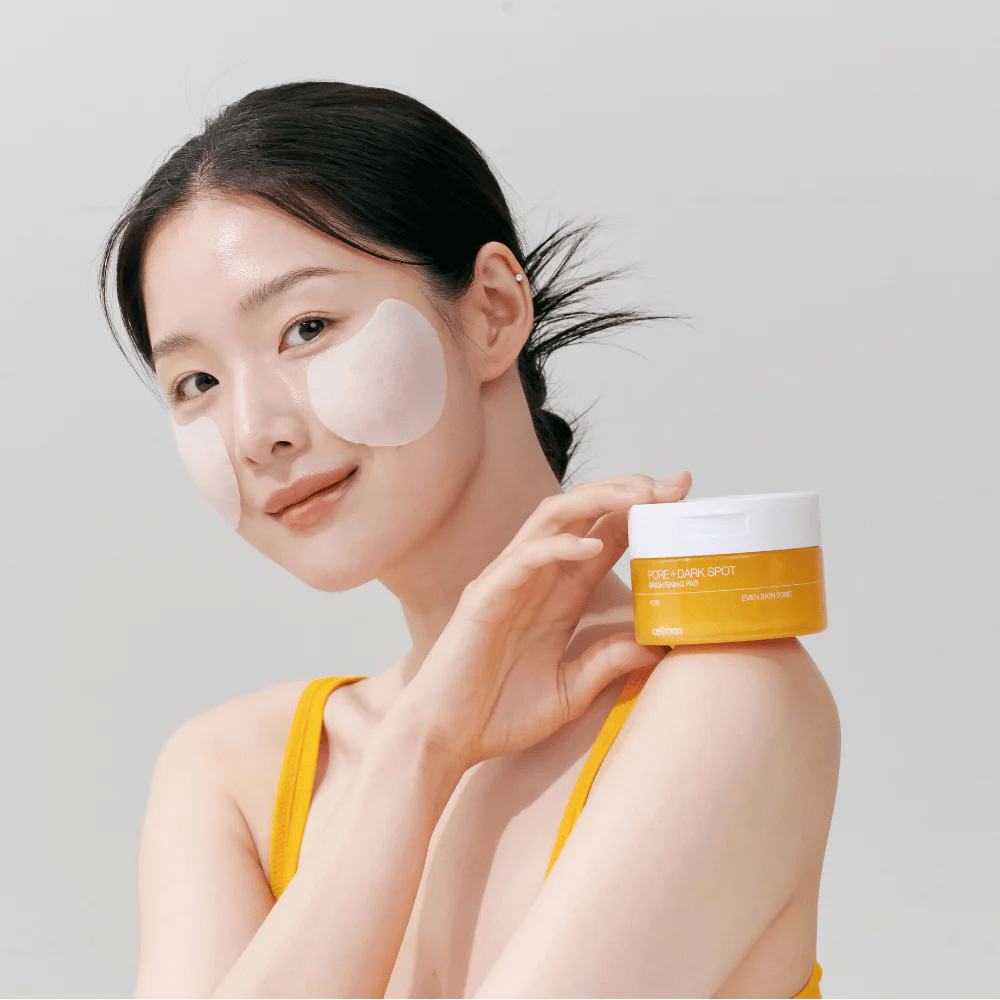 Kobieta nakłada Celimax Pore + Dark Spot Brightening Pad – koreańskie płatki, które wyrównują koloryt skóry i zmniejszają pory oraz przebarwienia.