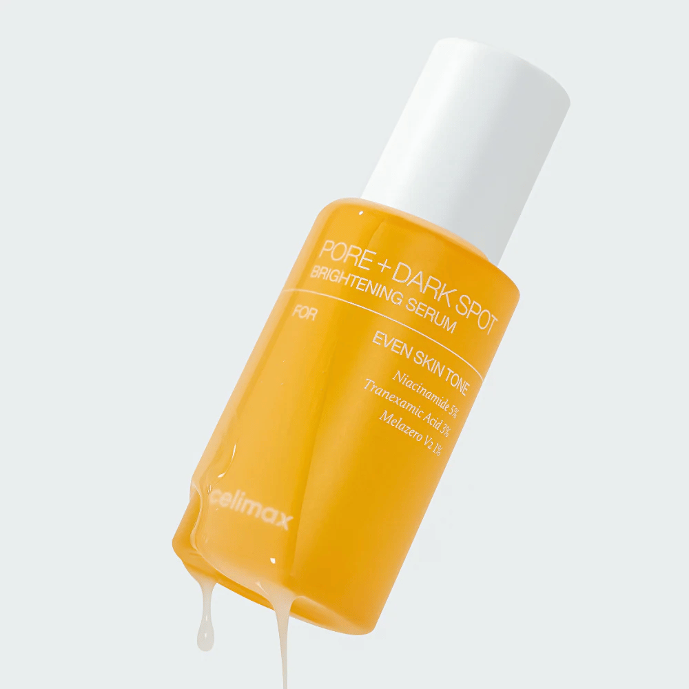 Celimax Pore + Dark Spot Brightening Serum w żółtej butelce z białą zakrętką, krople serum spływają po butelce.