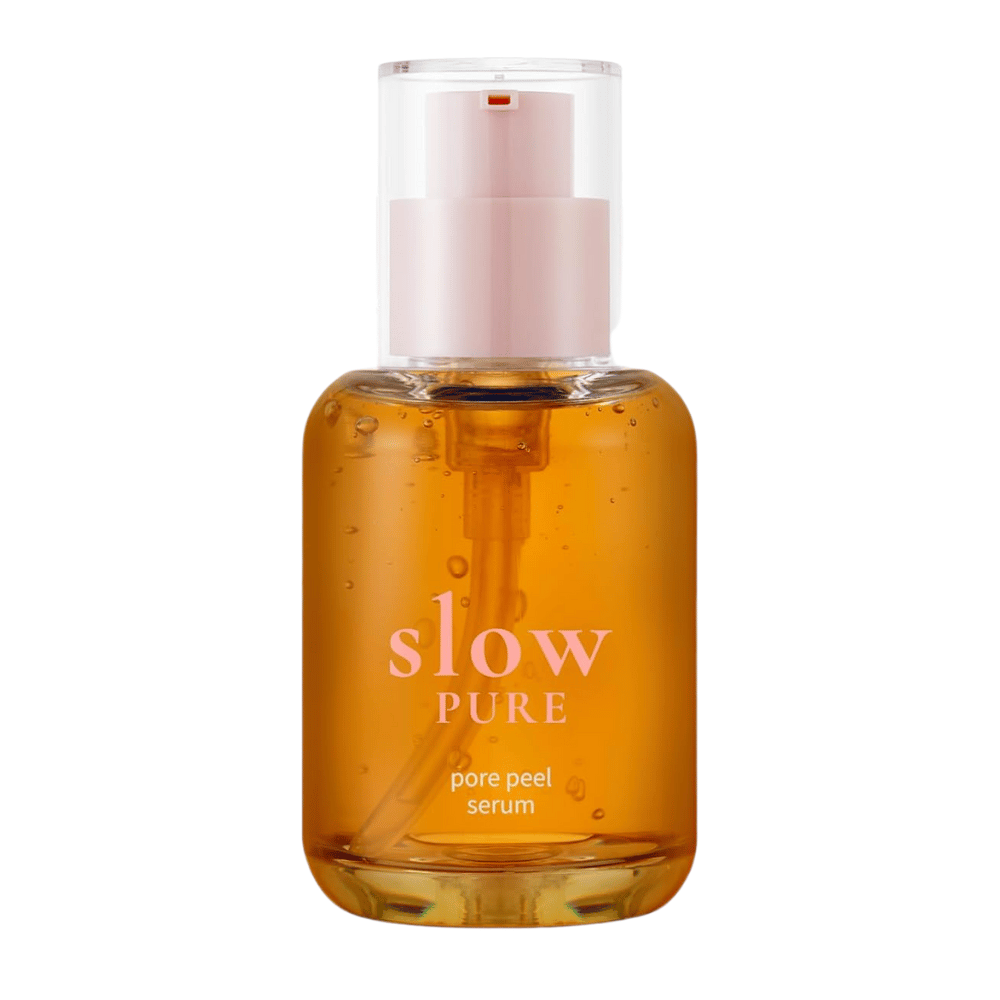 Slow Pure Pore Peel Serum w szklanej butelce z pompką, wypełnione złuszczającym bursztynowym serum.