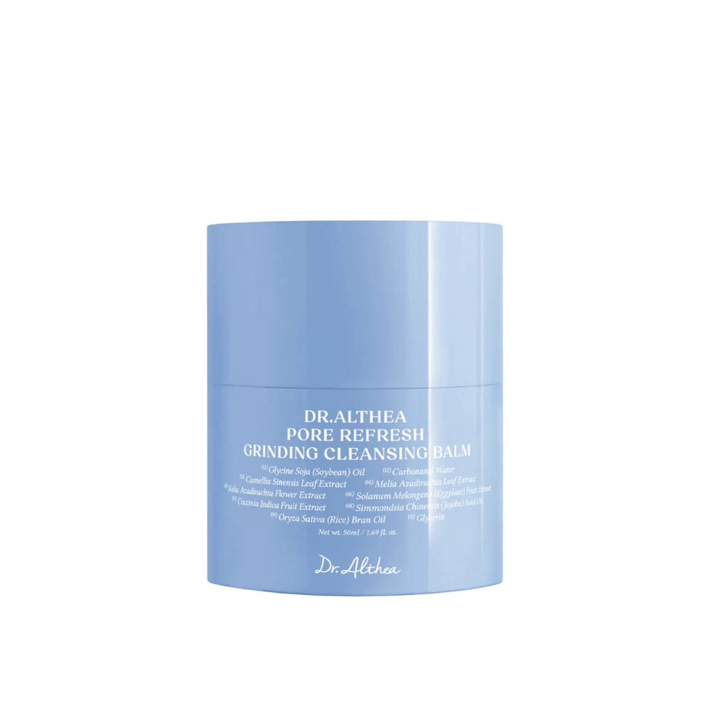 Dr.Althea Pore Refresh Grinding Cleansing Balm, 50 ml słoik z niebieskim plastikowym wieczkiem. Etykieta na słoiku jest biała z napisem "Pore Refresh Grinding Cleansing Balm" i zawiera składniki takie jak Glycine Soja (Soybean) Oil, Camellia Sinensis Leaf Extract oraz Oryza Sativa (Rice) Bran Oil.