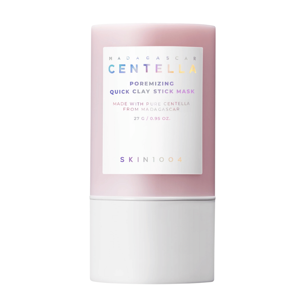 SKIN1004 Madagascar Centella Poremizing Quick Clay Stick Mask w eleganckim różowym i białym opakowaniu. Maska gliniana w formie sztyftu dla czystej i świeżej skóry.