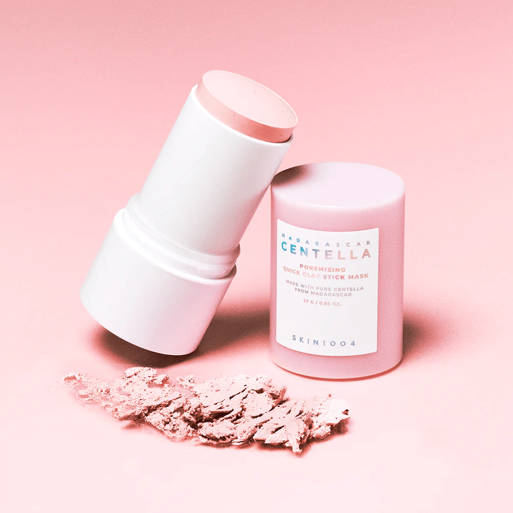 SKIN1004 Madagascar Centella Poremizing Quick Clay Stick Mask w różowym opakowaniu. Praktyczna maska gliniana w formie sztyftu do oczyszczania i minimalizowania porów.
