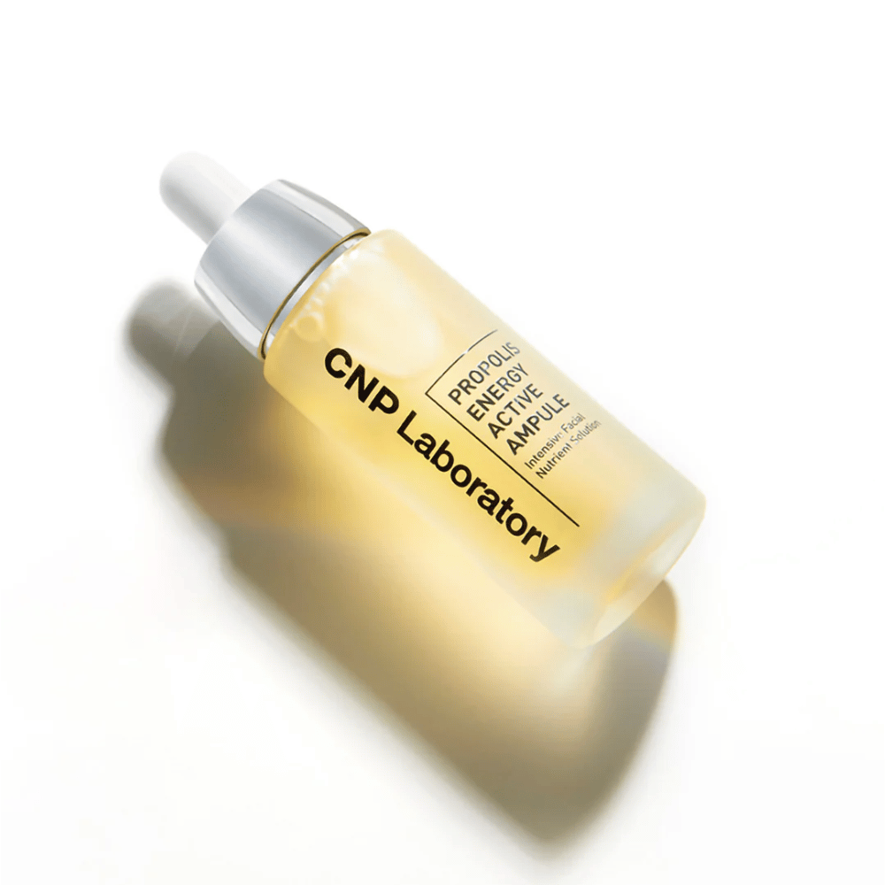 CNP Laboratory Propolis Energy Active Ampoule to potężny produkt do pielęgnacji skóry wzbogacony ekstraktem z propolisu. Nawilża, odżywia i wspiera promienną cerę. Idealny do wzmocnienia bariery ochronnej skóry i łagodzenia podrażnionej skóry. Stosuj codziennie dla najlepszych rezultatów.