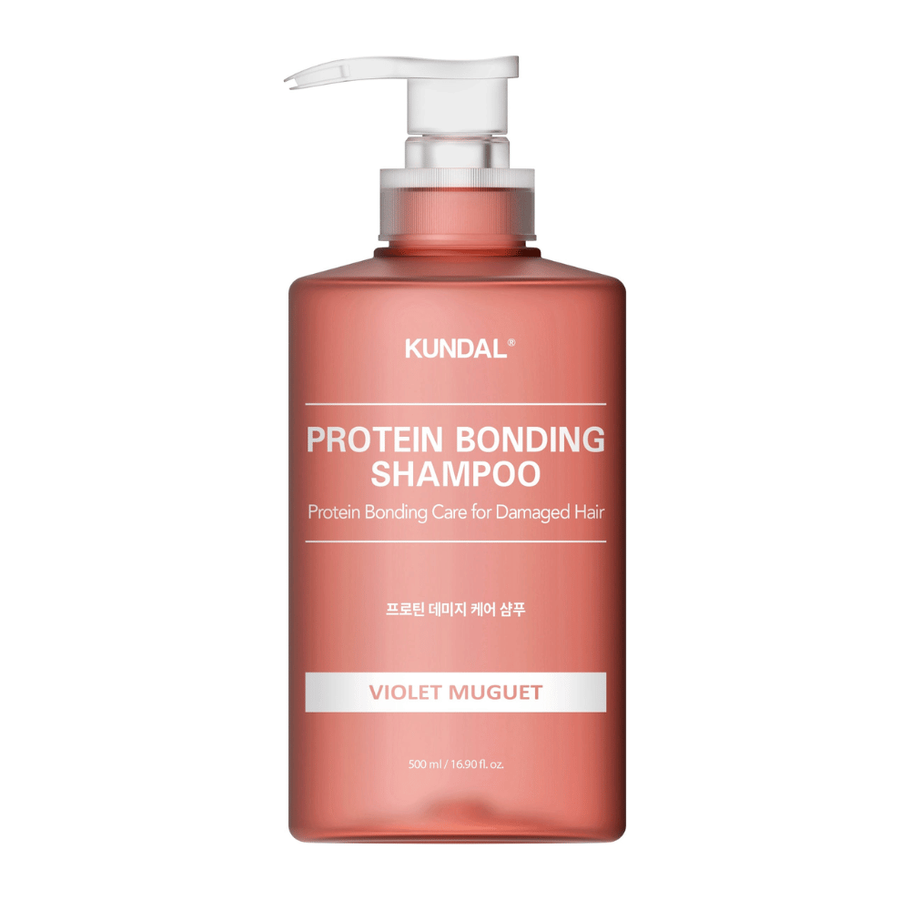 KUNDAL Protein Bonding Shampoo Violet Muguet 500 ml w butelce z pompką na białym tle.