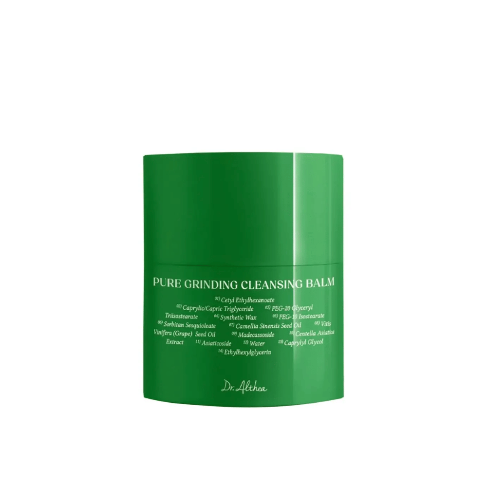 Obraz przedstawia zielony słoik z "Pure Grinding Cleansing Balm" od Dr. Althea. Opakowanie jest proste i eleganckie z białym tekstem, który wymienia kluczowe składniki, takie jak olej z pestek winogron, ekstrakt z centella asiatica i olej z nasion kamelii. Projekt przekazuje poczucie naturalnej i skutecznej pielęgnacji skóry.