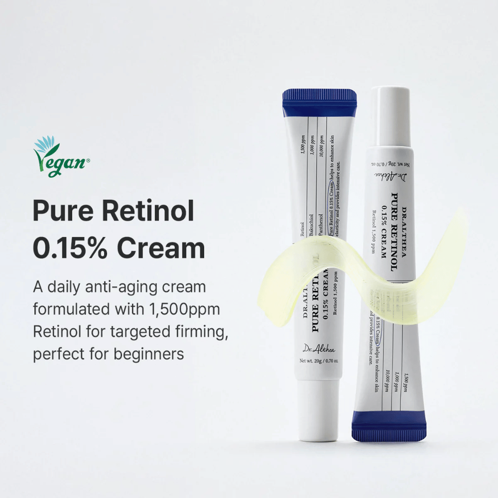 Grafika marketingowa przedstawiająca Dr. Althea Pure Retinol 0.15% Cream jako codzienny krem z retinolem dla początkujących. Produkt pokazano wraz z rozsmarowaną teksturą kremu, która podkreśla lekką i miękką formułę.