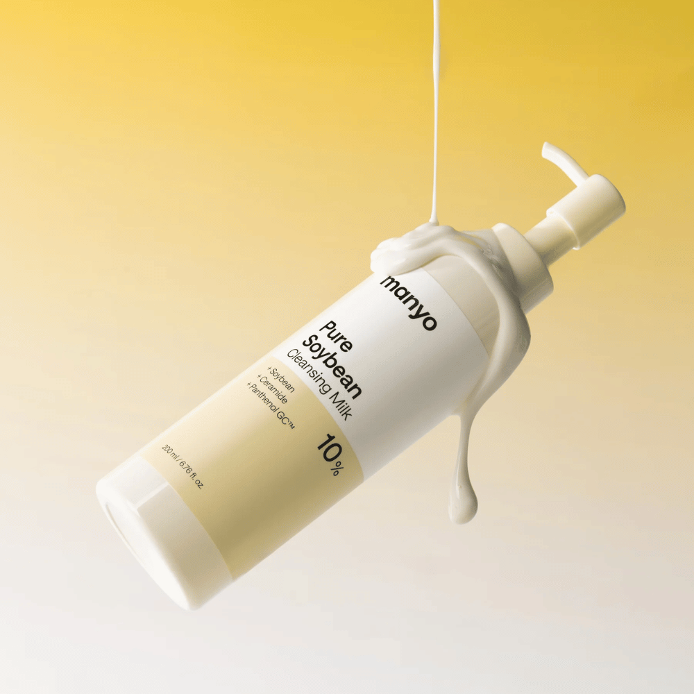 2. Ma:nyo Pure Soybean Cleansing Milk – nawilżający preparat do oczyszczania twarzy o kremowej konsystencji na żółtym tle