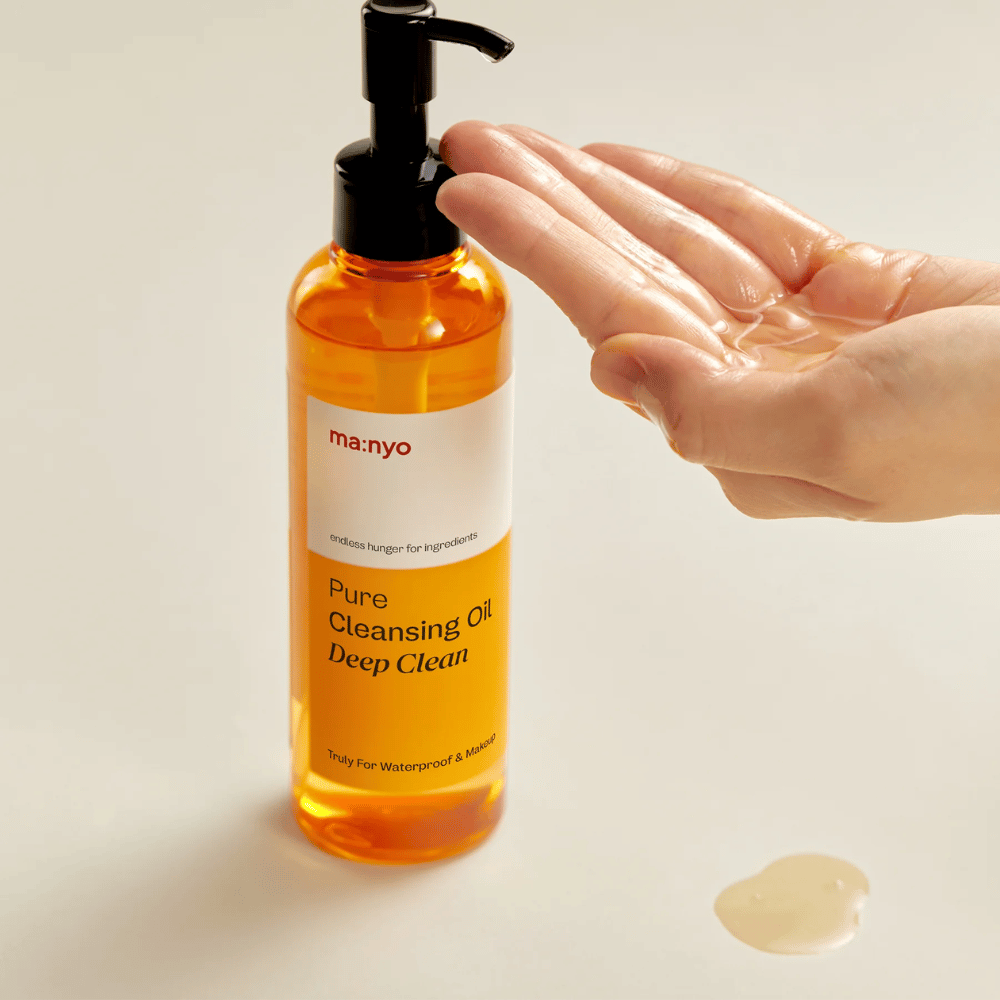 ma:nyo Pure Cleansing Oil Deep Clean aplikowany na rękę – łagodny, ale skuteczny olejek oczyszczający, idealny do codziennego podwójnego oczyszczania.