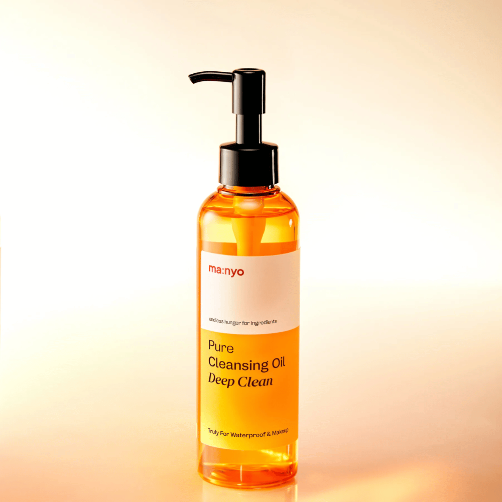 ma:nyo Pure Cleansing Oil Deep Clean z złocistą teksturą oleju – olejek oczyszczający, który łatwo emulguje i pozostawia skórę czystą i miękką.