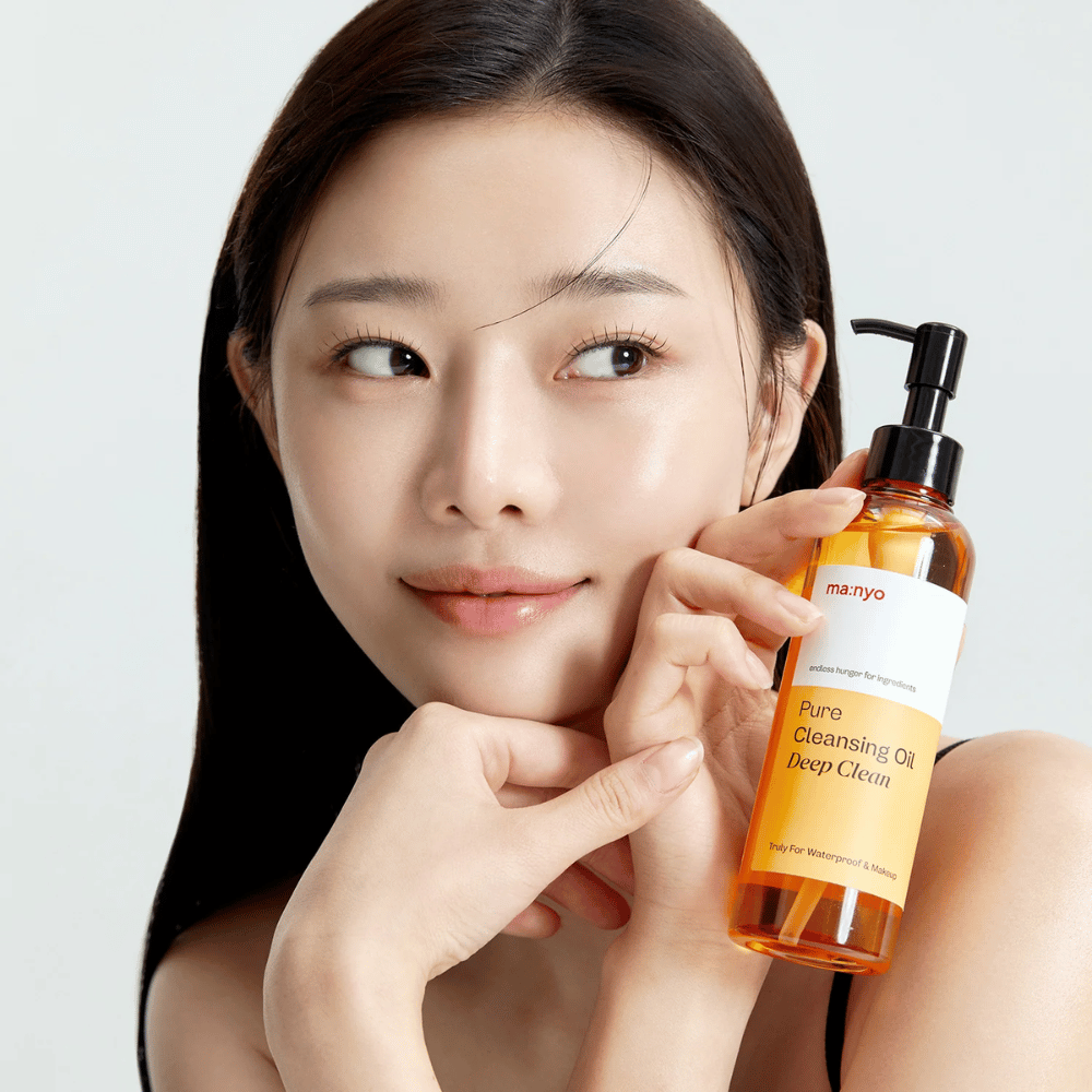 ma:nyo Pure Cleansing Oil Deep Clean – głęboko oczyszczający olejek, który skutecznie rozpuszcza wodoodporny makijaż i brud, nie wysuszając skóry.