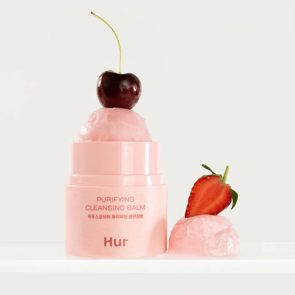 Otwarty Jak Purifying Cleansing Balm z teksturą przypominającą sorbet, ozdobiony wiśniami i truskawkami. Balsam oczyszczający inspirowany owocami z właściwościami zmiękczającymi i oczyszczającymi.