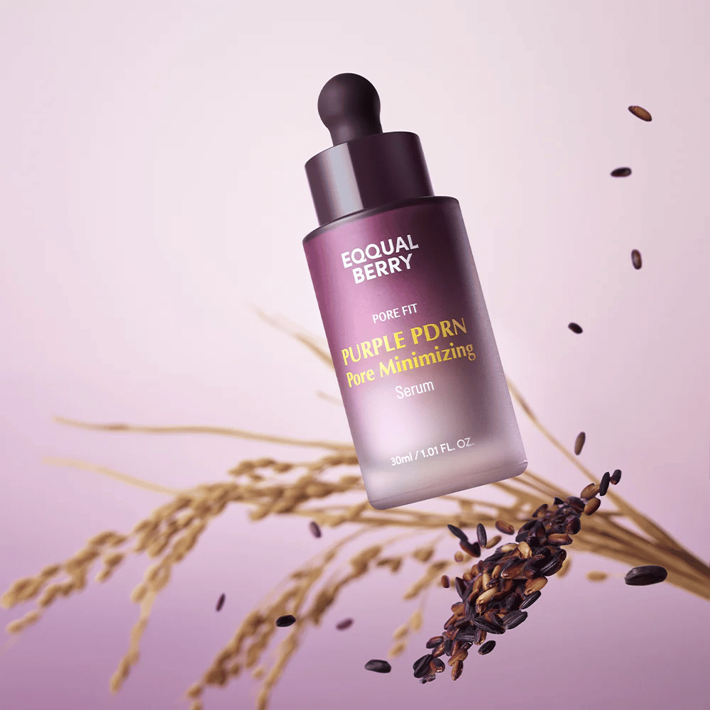 Flaska med Equal Berry Purple PDRN Pore Minimizing Serum svävar mot lila bakgrund, omgiven av svarta risgryn och risstrån.