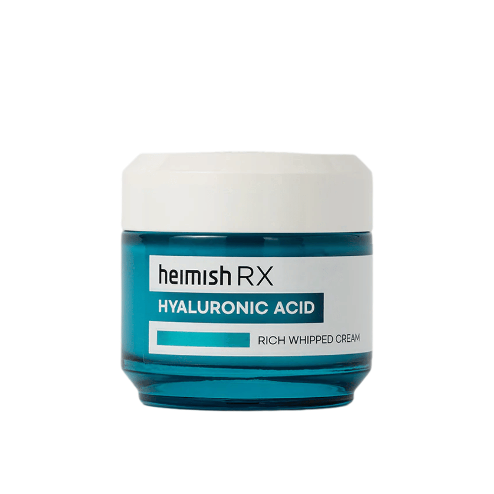 Heimish RX Hyaluronic Acid Rich Whipped Cream w eleganckim niebieskim szklanym słoiku z białą pokrywką. Odżywczy krem do twarzy z kwasem hialuronowym dla intensywnego nawilżenia i miękkiej, pełnej skóry.