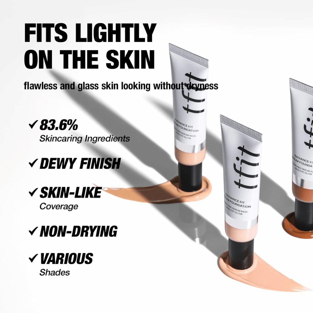 Tubki TFIT Radiance Fit Serum Foundation umieszczone na kremie podkładowym z tekstem podkreślającym cechy produktu, w tym nawilżające składniki, wykończenie z efektem rosy i pokrycie przypominające skórę.