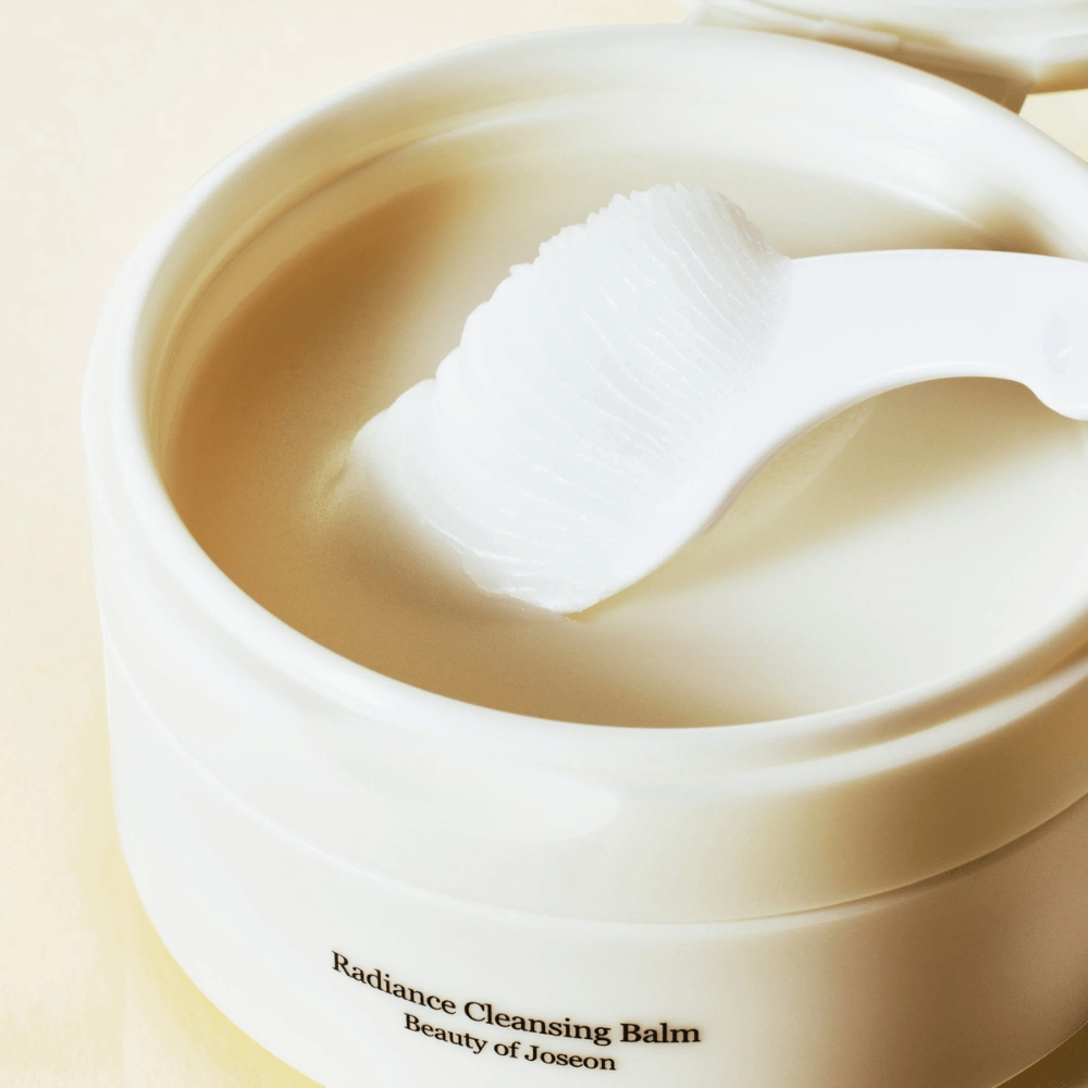 Zbliżenie na Beauty of Joseon Radiance Cleansing Balm w słoiku z szpatułką – jedwabisty balsam, który oczyszcza i nawilża.