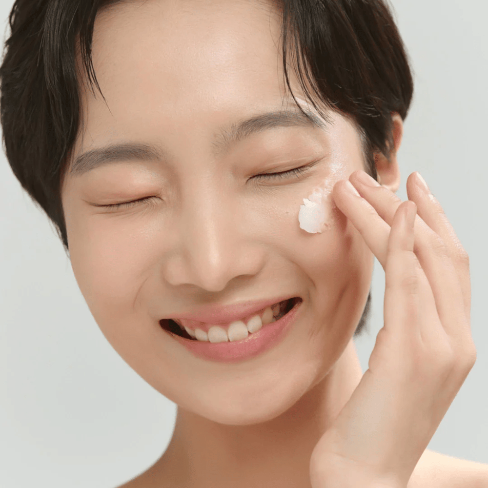 Modelka z promienną skórą nakłada Beauty of Joseon Radiance Cleansing Balm – koreański balsam oczyszczający, który rozpuszcza makijaż i zanieczyszczenia.
