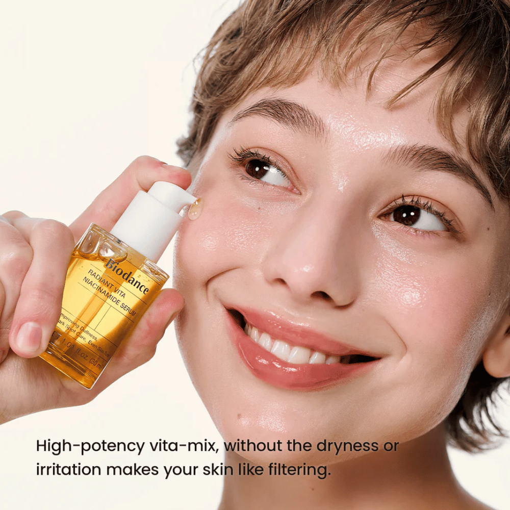 Modelka z promienną skórą po użyciu Biodance Radiant Vita Niacinamide Serum dla jaśniejszej i bardziej jednolitej skóry