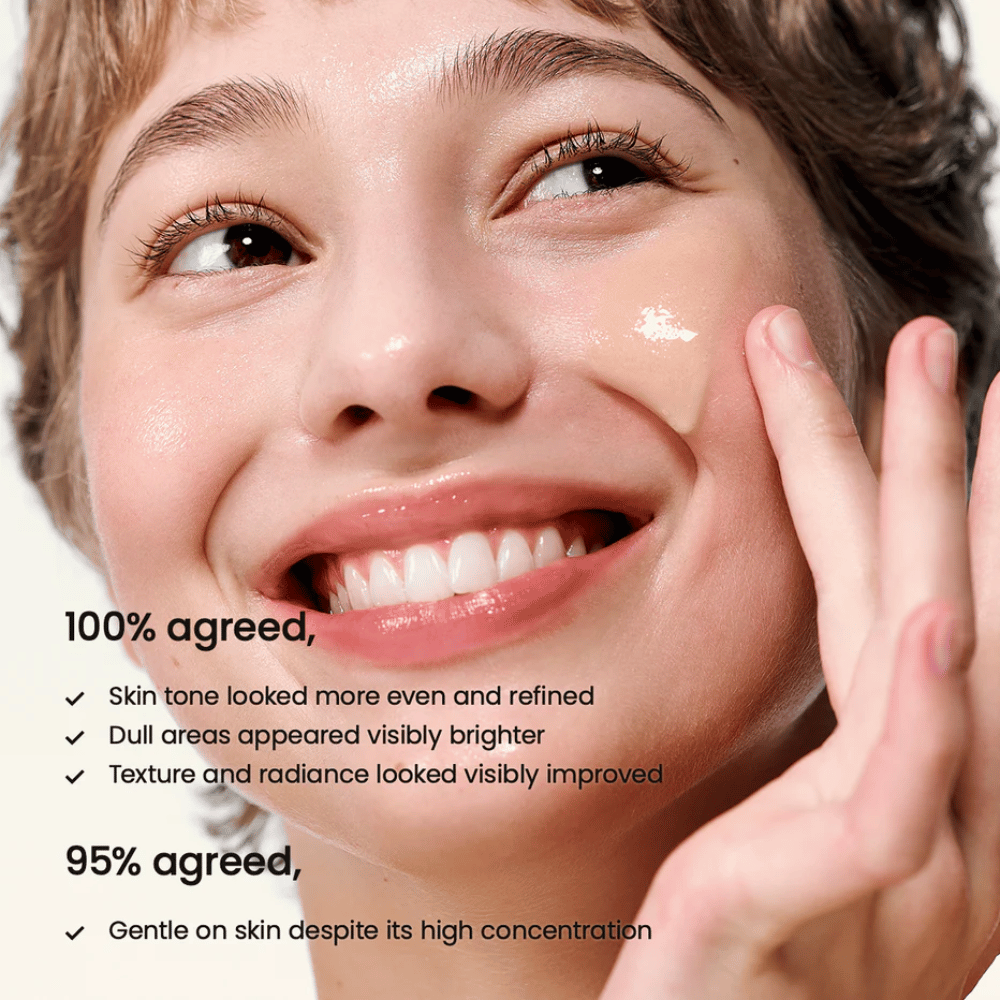 Kobieta nakłada Biodance Radiant Vita Niacinamide Serum na twarz dla równego kolorytu skóry, zwiększonego blasku i poprawionej struktury skóry