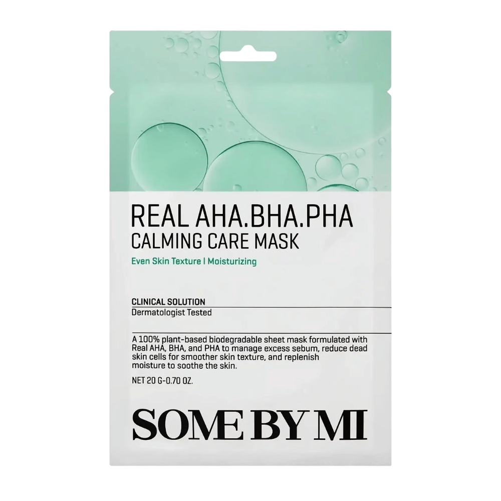 Czyste zdjęcie produktu SOME BY MI Real AHA.BHA.PHA Calming Care Mask na białym tle. Opakowanie przedstawia główne składniki produktu: AHA, BHA i PHA, oraz jego działanie polegające na złuszczaniu skóry, zmniejszaniu nadmiaru sebum i wspieraniu bardziej miękkiej oraz lepiej nawilżonej skóry. Projekt zawiera zielone tonik do twarzy, które przekazują świeżość i właściwości pielęgnacyjne.