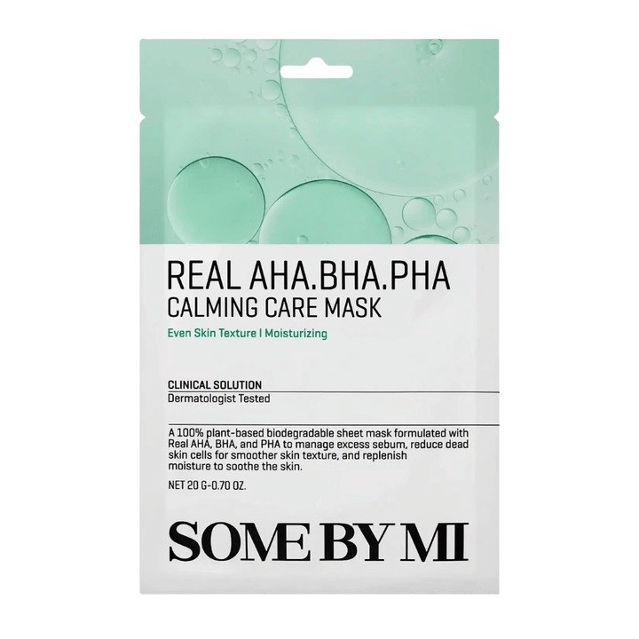 Czyste zdjęcie produktu SOME BY MI Real AHA.BHA.PHA Calming Care Mask na białym tle. Opakowanie przedstawia główne składniki produktu: AHA, BHA i PHA, oraz jego działanie polegające na złuszczaniu skóry, zmniejszaniu nadmiaru sebum i wspieraniu bardziej miękkiej oraz lepiej nawilżonej skóry. Projekt zawiera zielone tonik do twarzy, które przekazują świeżość i właściwości pielęgnacyjne.