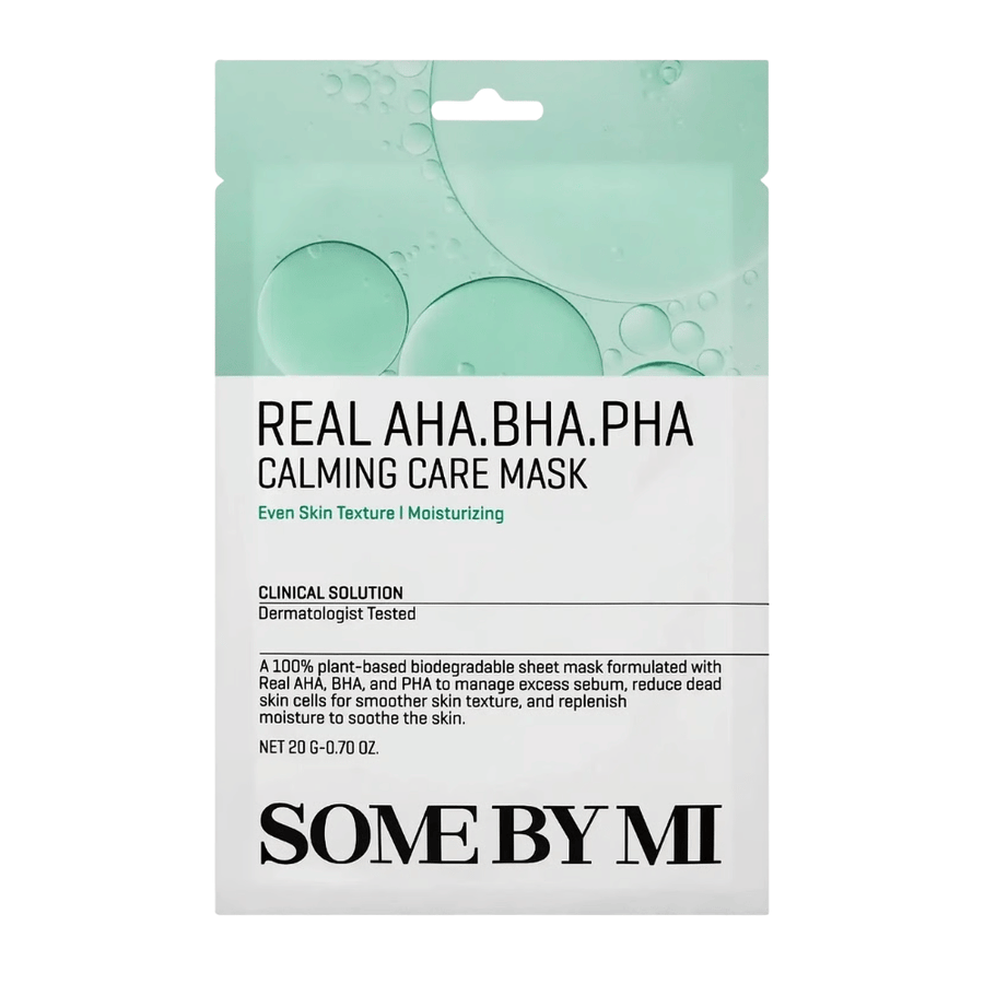 Czyste zdjęcie produktu SOME BY MI Real AHA.BHA.PHA Calming Care Mask na białym tle. Opakowanie przedstawia główne składniki produktu: AHA, BHA i PHA, oraz jego działanie polegające na złuszczaniu skóry, zmniejszaniu nadmiaru sebum i wspieraniu bardziej miękkiej oraz lepiej nawilżonej skóry. Projekt zawiera zielone tonik do twarzy, które przekazują świeżość i właściwości pielęgnacyjne.