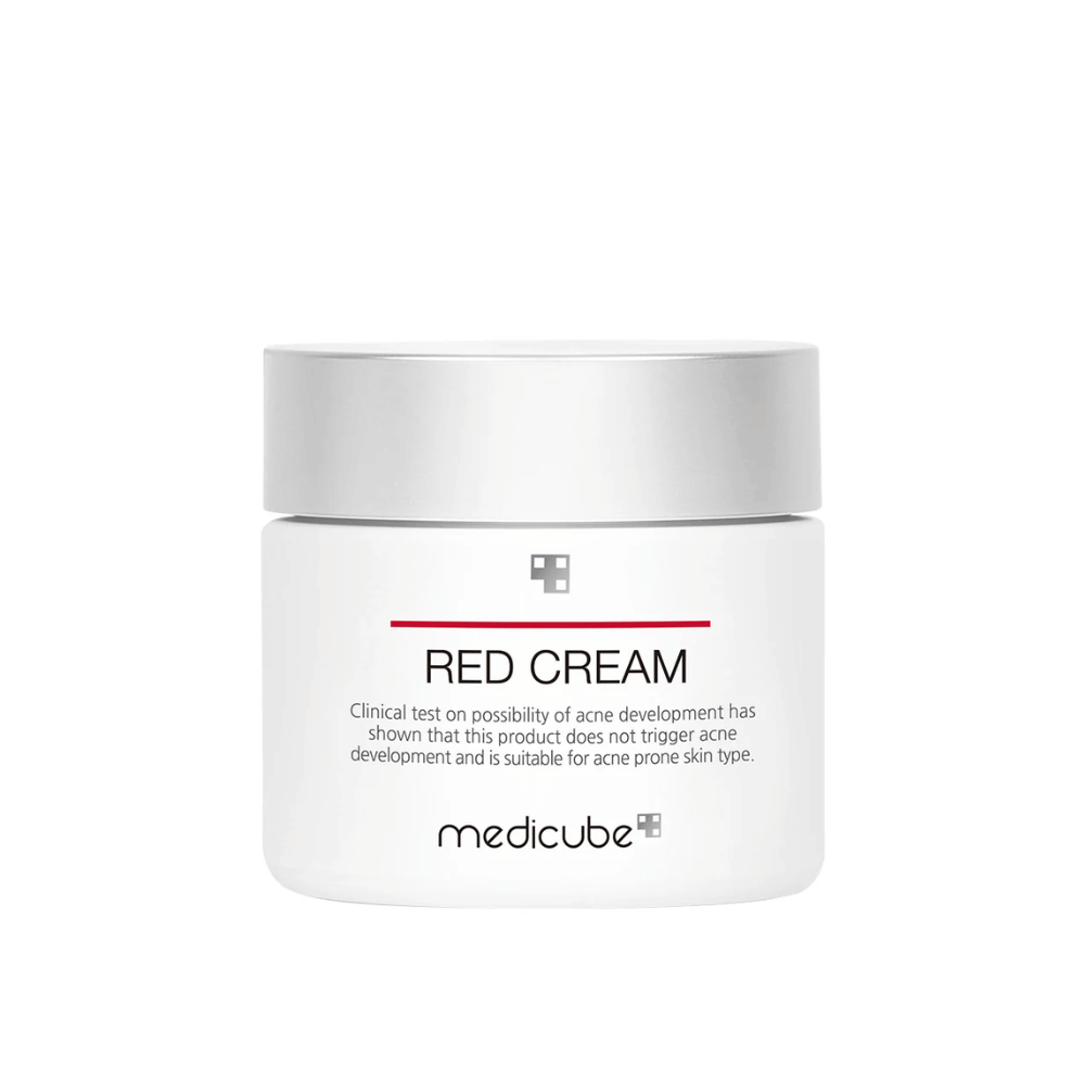 medicube Red Cream 50ml w białym słoiku ze srebrną pokrywką – opracowany dla skóry skłonnej do trądziku i testowany, aby nie powodować nowych wyprysków.