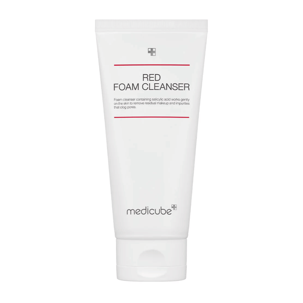 Zdjęcie produktu Medicube Red Foam Cleanser w białej tubie z czerwonymi liniami i czarnym tekstem, stojące pionowo na białym tle.