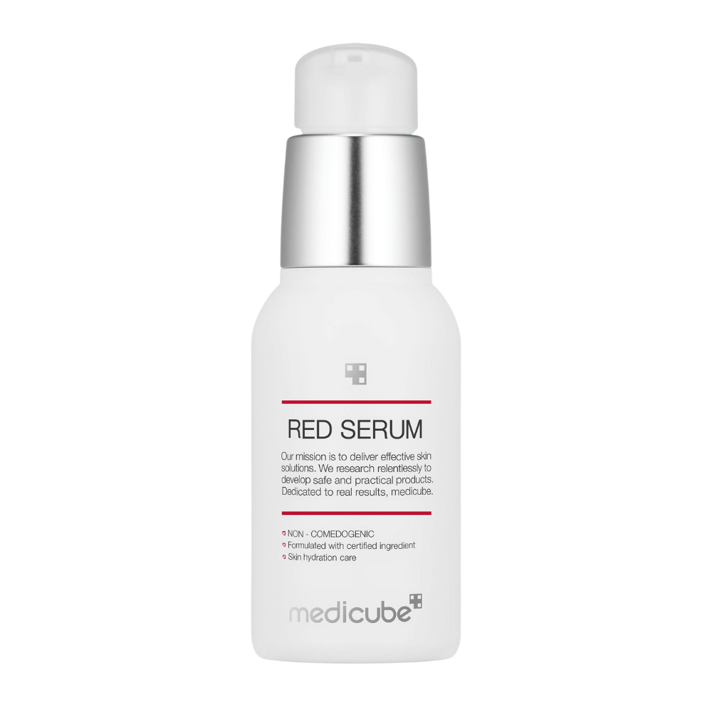 medicube Red Serum 2.0 – biała butelka z pompką z srebrnymi detalami, stworzona do nawilżania skóry i zapobiegania pryszczom bez zatykania porów.