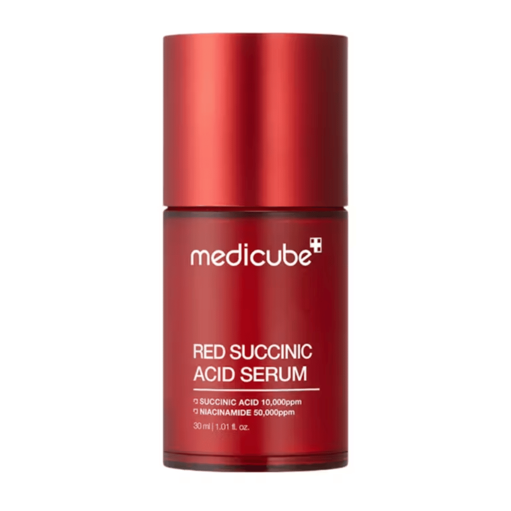 Medicube Red Succinic Acid Serum w eleganckiej czerwonej butelce z tekstem wskazującym zawartość kwasu bursztynowego 10,000ppm i niacynamidu 50,000ppm, 30 ml. Zaprojektowany dla skóry skłonnej do trądziku i pielęgnacji pigmentacji.