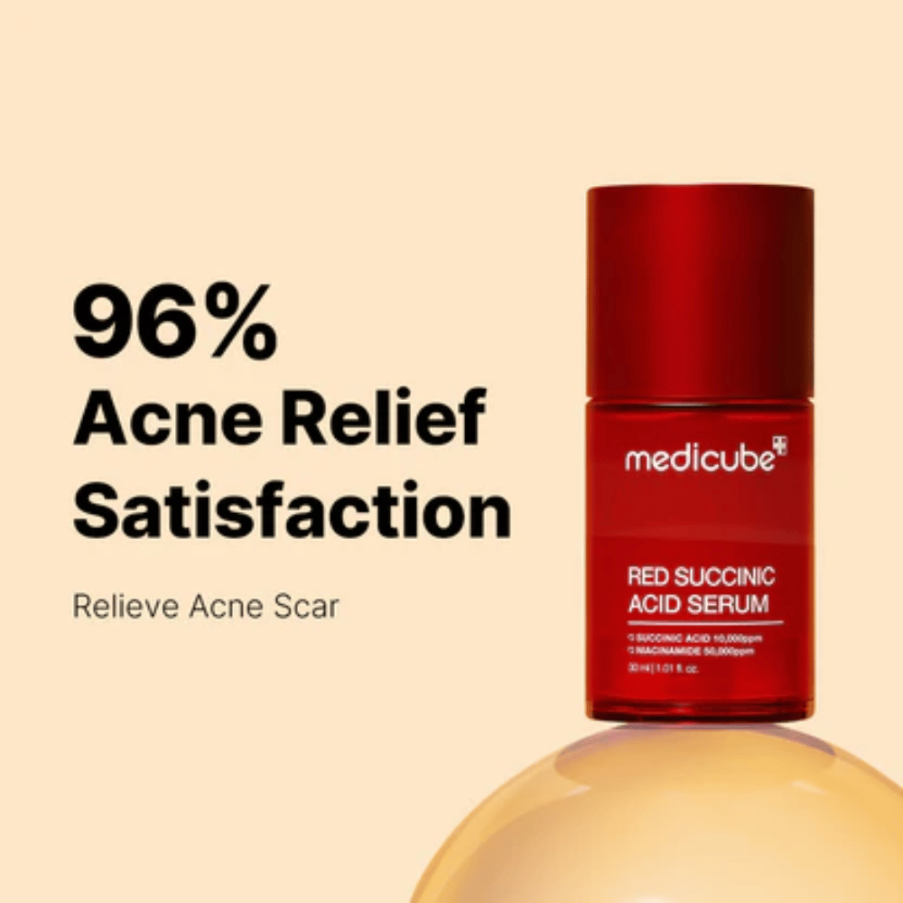 Medicube Red Succinic Acid Serum w czerwonej butelce z pompką, pokazany na beżowym tle z tekstem „96% Acne Relief Satisfaction”. Produkt został stworzony, aby zmniejszać blizny potrądzikowe i łagodzić skórę.