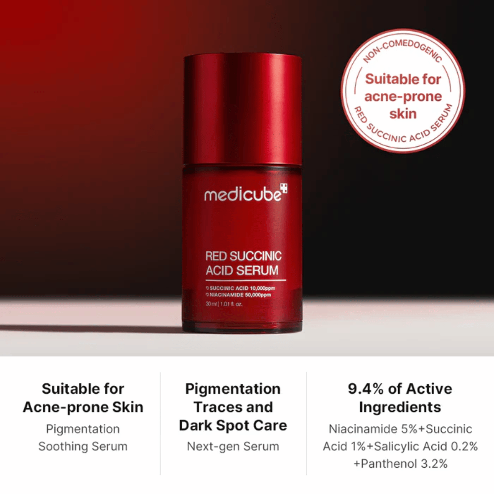 Medicube Red Succinic Acid Serum w czerwonej butelce z pompką, stworzony dla skóry skłonnej do trądziku. Zawiera 5% niacynamidu, 1% kwasu bursztynowego, 0,2% kwasu salicylowego i 3,2% pantenolu, aby redukować plamy pigmentacyjne i łagodzić skórę.