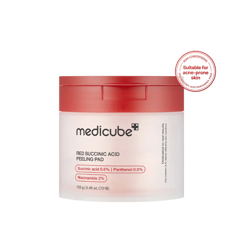 Medicube Red Succinic Acid Peeling Pad w białym słoiku z czerwoną pokrywką, zaprojektowany dla skóry skłonnej do trądziku. Zawiera kwas bursztynowy, pantenol i niacynamid, aby poprawić strukturę skóry i zapewnić delikatne złuszczanie. Formuła niekomedogenna.