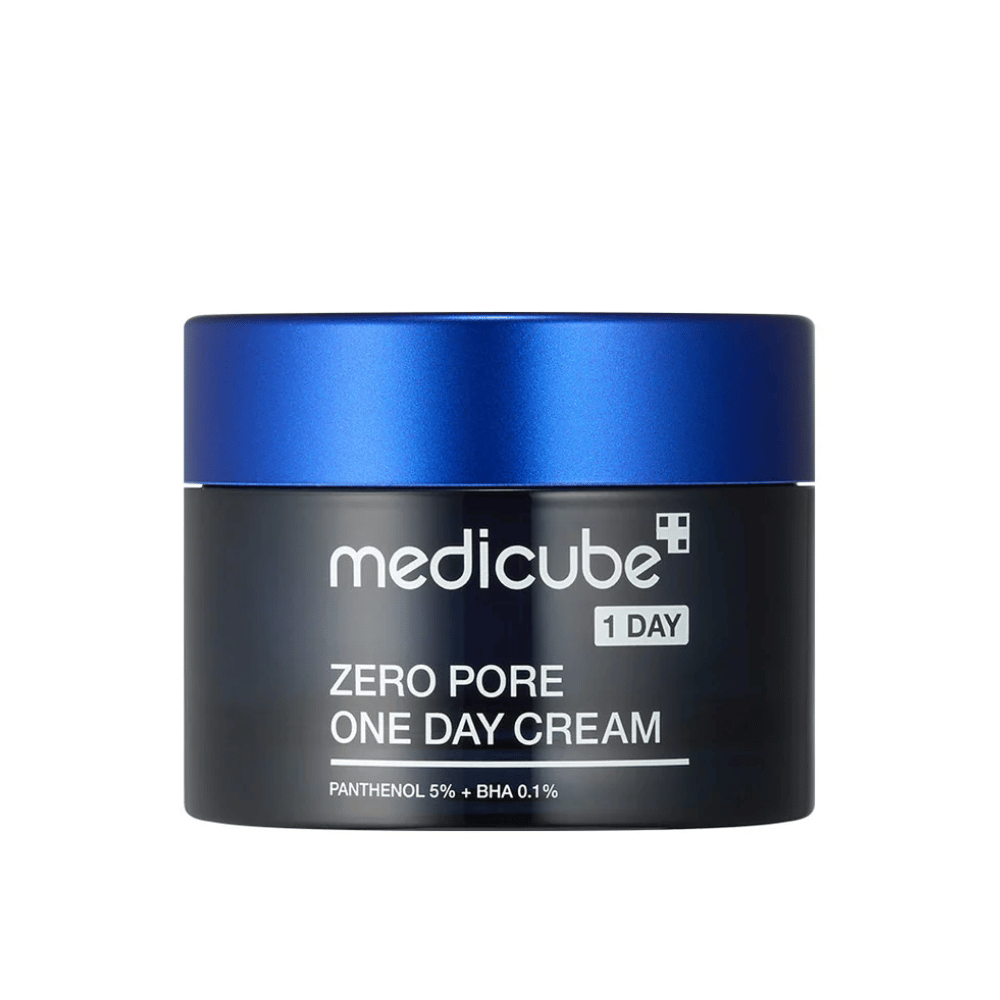 Medicube Zero Pore One Day Cream w eleganckim czarnym słoiku z niebieską pokrywką. Zawiera 5% pantenolu i 0,1% BHA, aby zmniejszyć wielkość porów i poprawić strukturę skóry. Idealny do codziennego użytku dla gładszej i jaśniejszej cery.