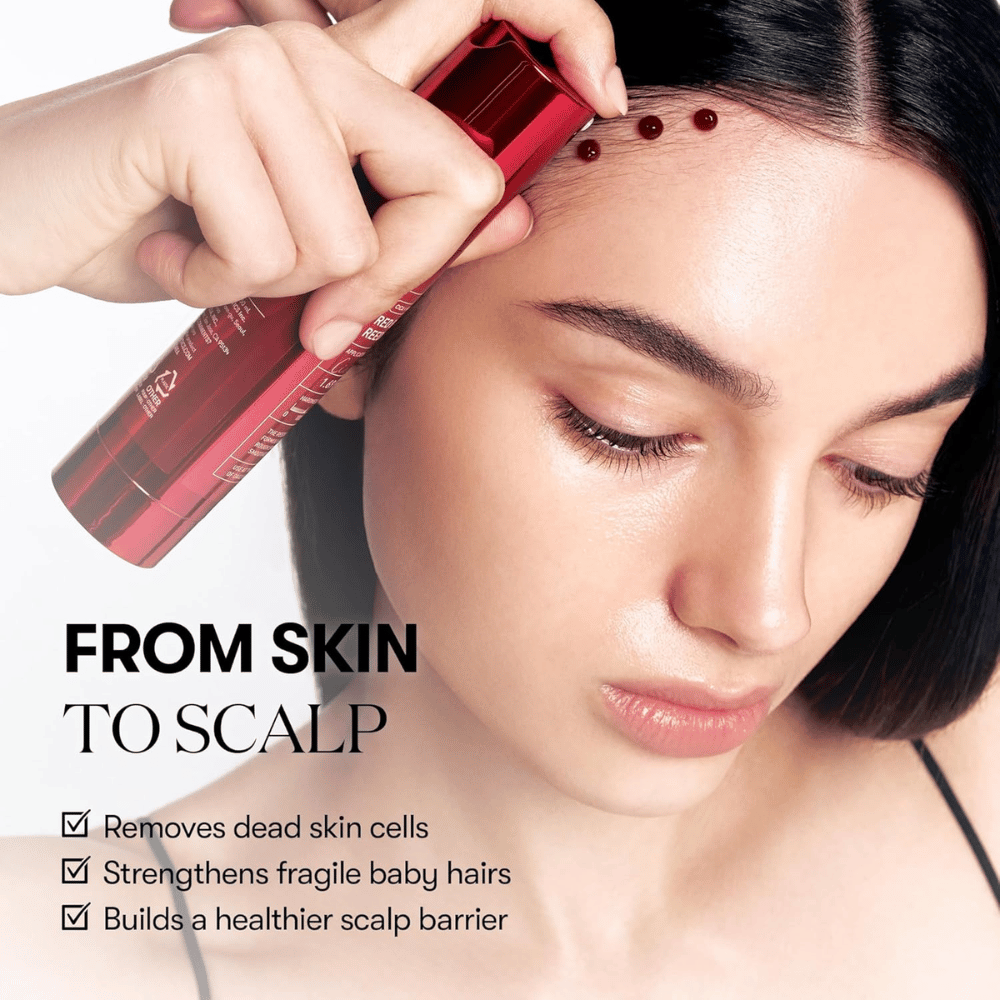 VT Cosmetics Red Booster Reedle Shot 100 nakładane wzdłuż linii włosów i na skórę głowy, aby złuszczać martwe komórki skóry, wzmacniać baby hair i poprawiać barierę skóry głowy.