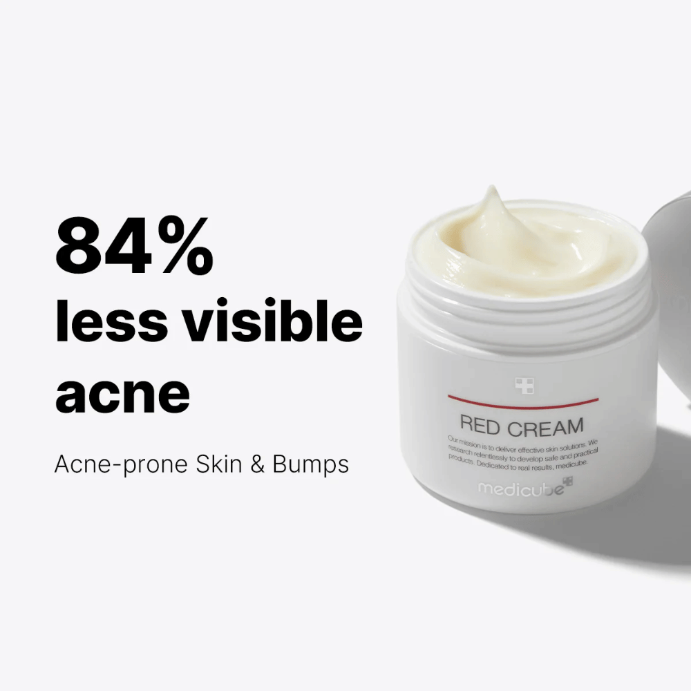 Otwarty biały słoik z medicube Red Cream, krem dla skóry skłonnej do trądziku – pokazuje 84% redukcję widocznego trądziku według tekstu na obrazku.