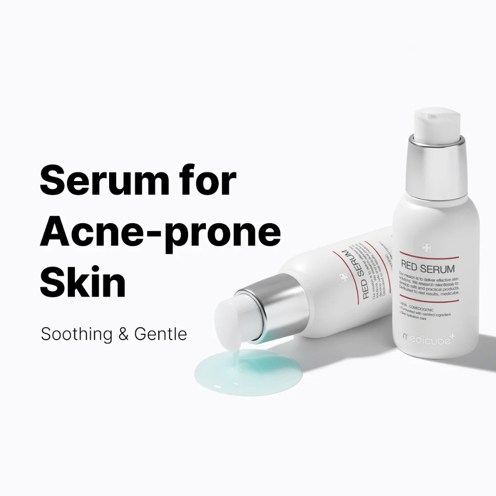 medicube Red Serum 2.0 – kojące serum w białej butelce z pompką z niebieskawą formułą, specjalnie opracowane dla skóry skłonnej do trądziku.
