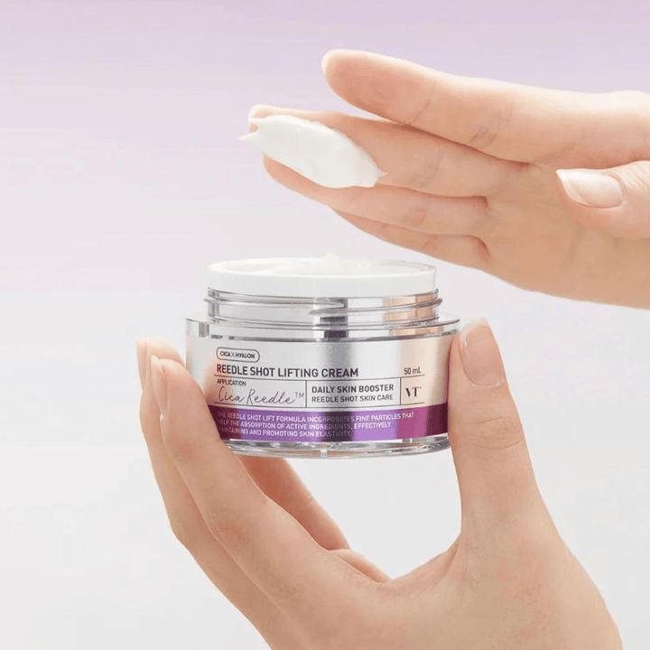 VT Cosmetics Reedle Shot Lifting Cream kremowa konsystencja nakładana na skórę dla efektu przeciwstarzeniowego, zwiększonej sprężystości i głębokiego nawilżenia.