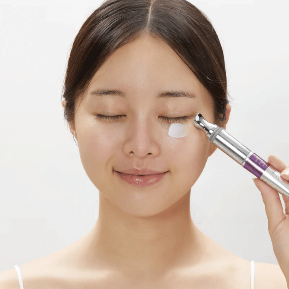 VT Cosmetics Reedle Shot Lifting Eye Cream aplikowany pod oko – ujędrniający Krem pod oczy przeciw drobnym liniom i ciemnym kręgom