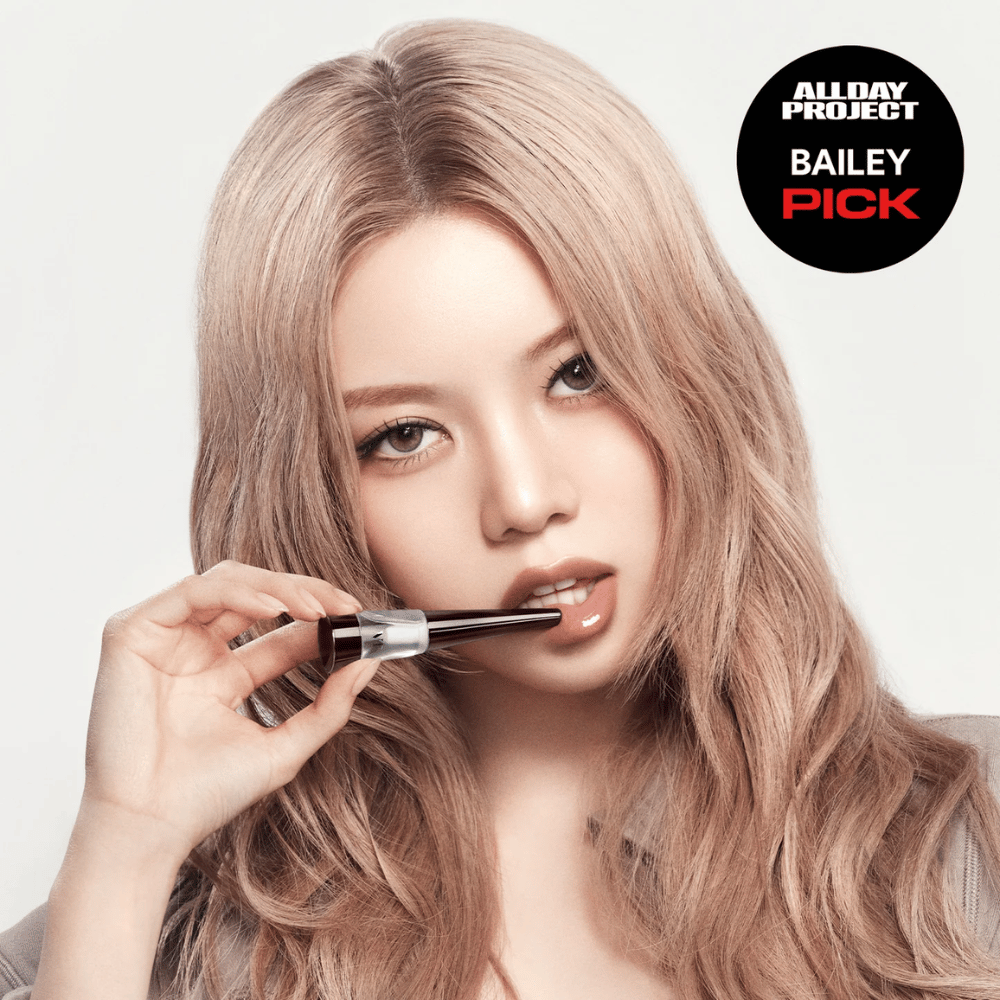 Modelka nakłada VT Reedle Shot Lip Plumper Expert na usta, błyszczące wykończenie i pełniejsze usta, oznaczone jako Bailey Pick z All Day Project.