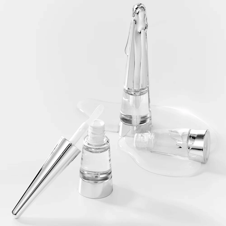 VT Cosmetics Reedle Shot Lip Plumper Beginner z widoczną teksturą serum, które daje blask, efekt zmiękczający i pełniejsze usta.