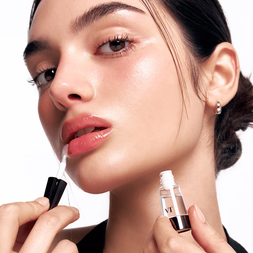 Modelka nakłada VT Cosmetics Reedle Shot Lip Plumper Beginner na usta dla naturalnego efektu powiększającego, blasku i nawilżenia z delikatnym uczuciem mrowienia.