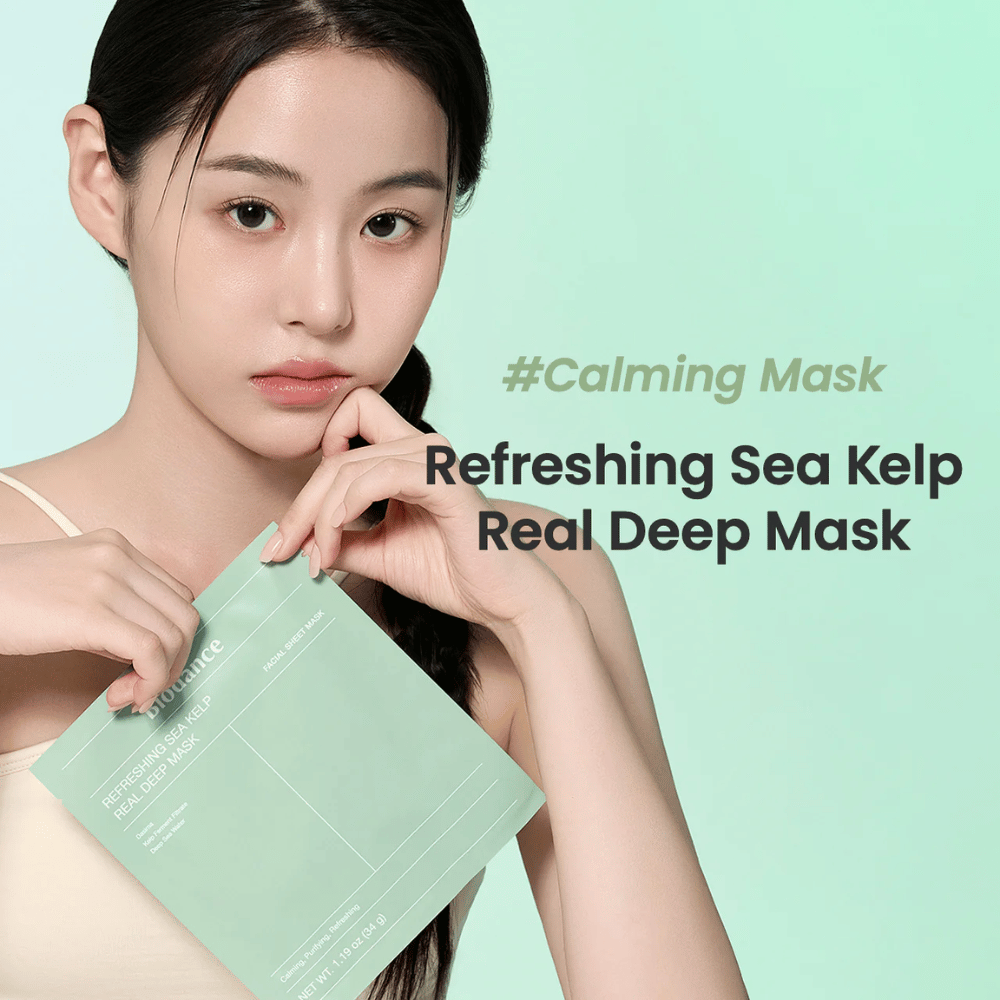 Kobieta ze świeżą cerą trzyma Refreshing Sea Kelp Real Deep Mask. Kojąca i nawilżająca maska do twarzy z wodorostami dla promiennej i zrównoważonej skóry.